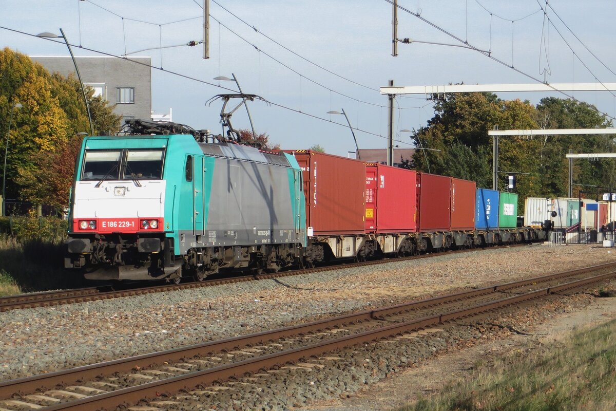 RTB 186 229 hauls a diverted container train through Wijchen on 29 October 2021.