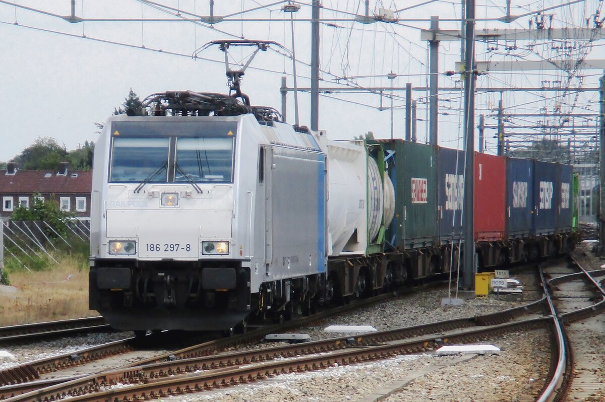RTB 186 297 hauls the Blerick-shuttle container train through Breda on 18 July 2018.