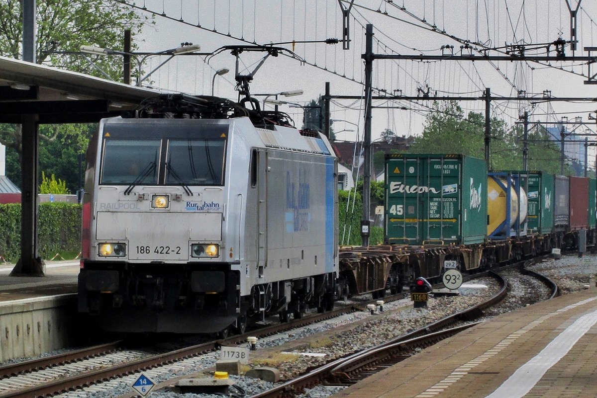 RTB 186 422 hauls a container train through Dordrecht on 16 July 2016 and still wears the older RTB emblem -RTB cargo nowadays has a modified version of this emblem, but no longer leases 186 422.