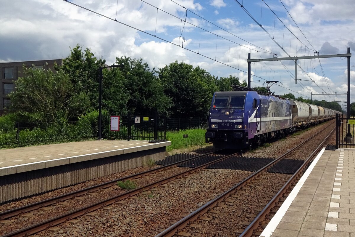 RTB 186 423 runs like Clockwork (advertising livery to commemmorate ten years of close cooperation between Railpool and RTB) and passes through Tilburg-Reeshof on 7 July 2021.