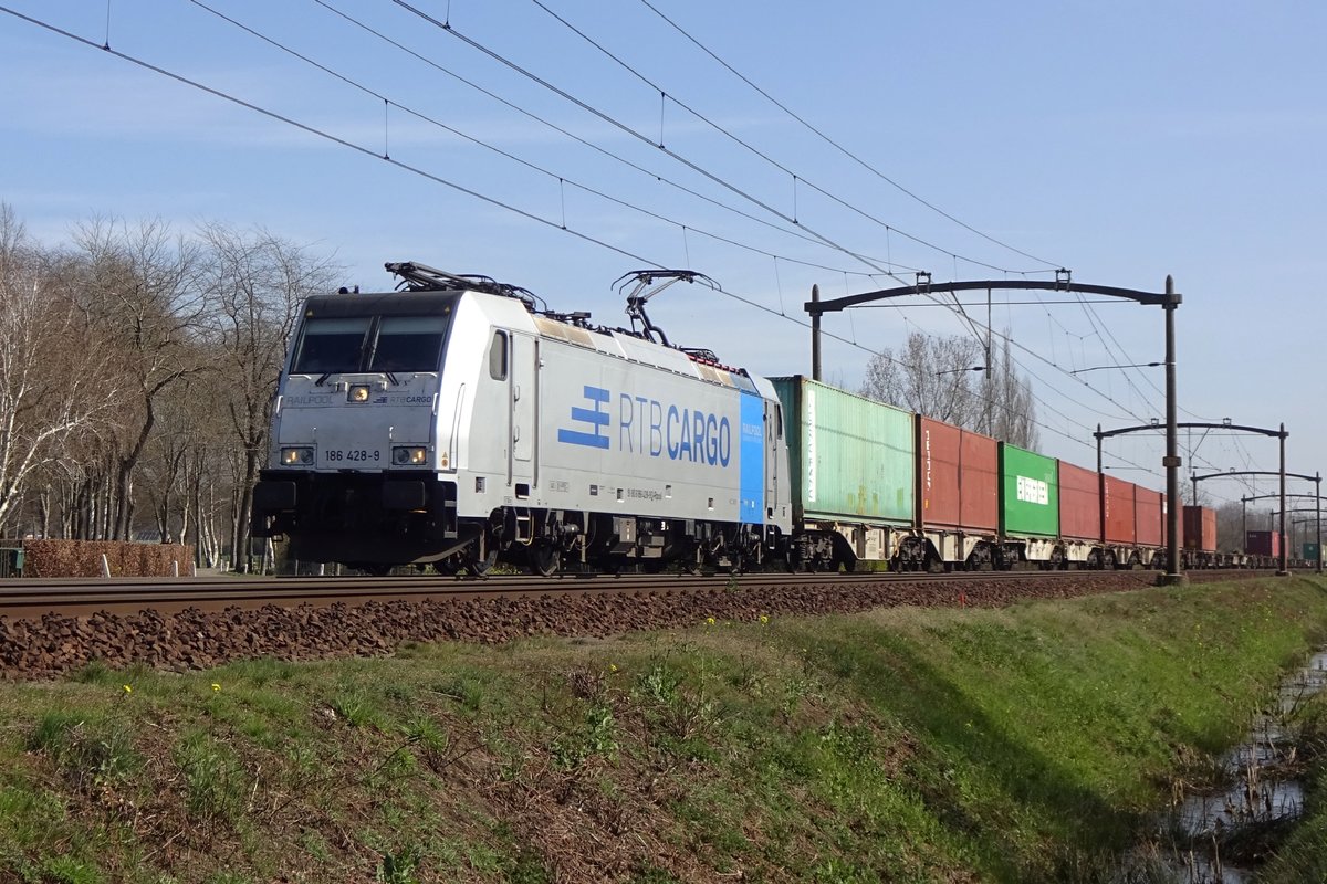 RTB 186 428 hauls the Blerick shuttle through Boxtel on 30 March 2021. THis photo spot range (Kapelweg) will be fenced in before the Summer has ended.