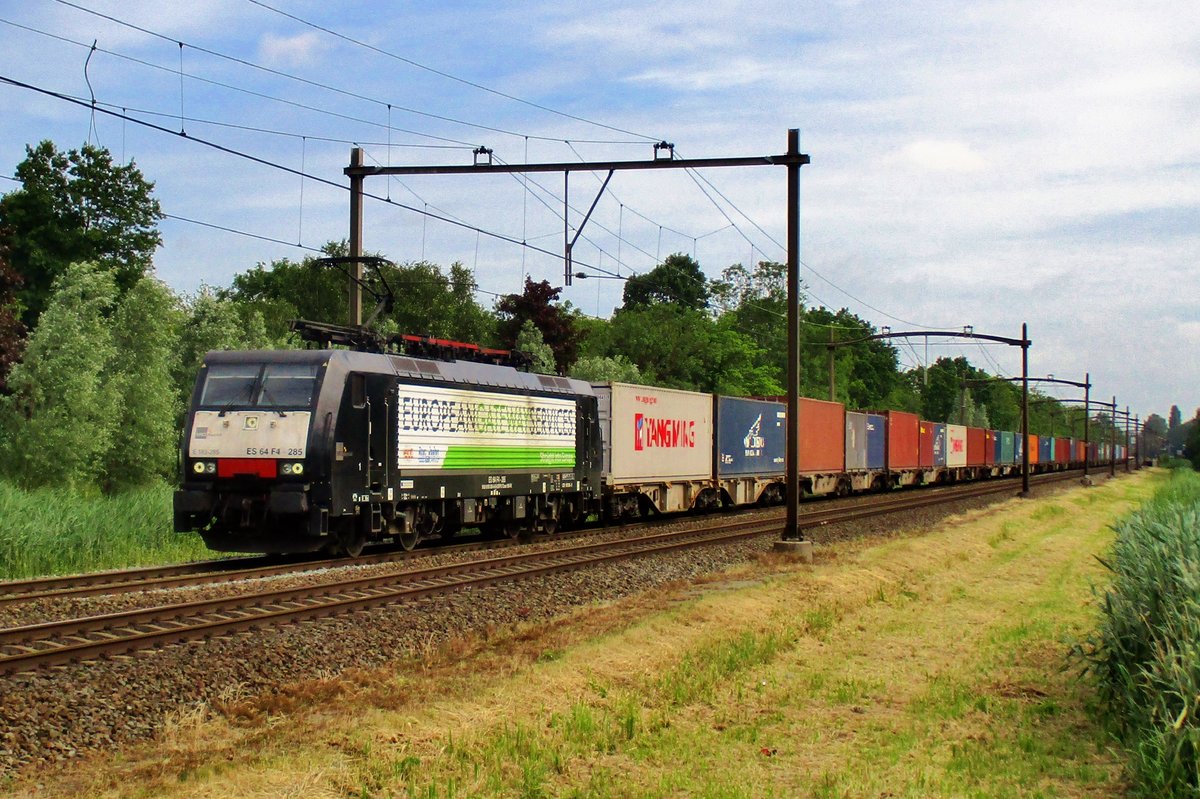 RTB 189 285 hauls a container train toward Blerick throguh Dordrecht on 10 July 2017. Less than a month later, this loco will be returned to lessor MRCE.
