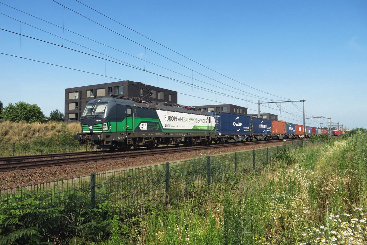 RTB 193 598 hauls a container train through Tilburg-Reeshof on 23 July 2021.