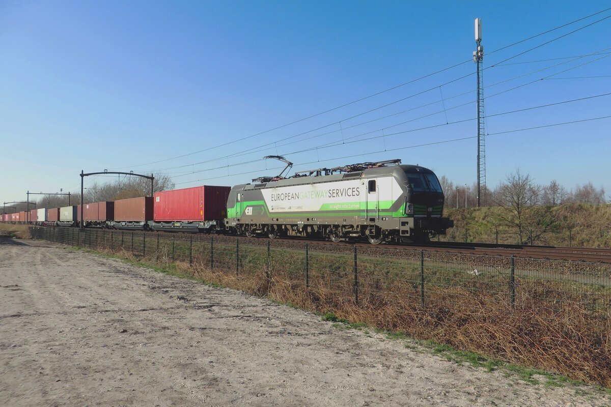 RTB 193 726 hauls a container train through Tilburg-Reeshof on 18 March 2022.