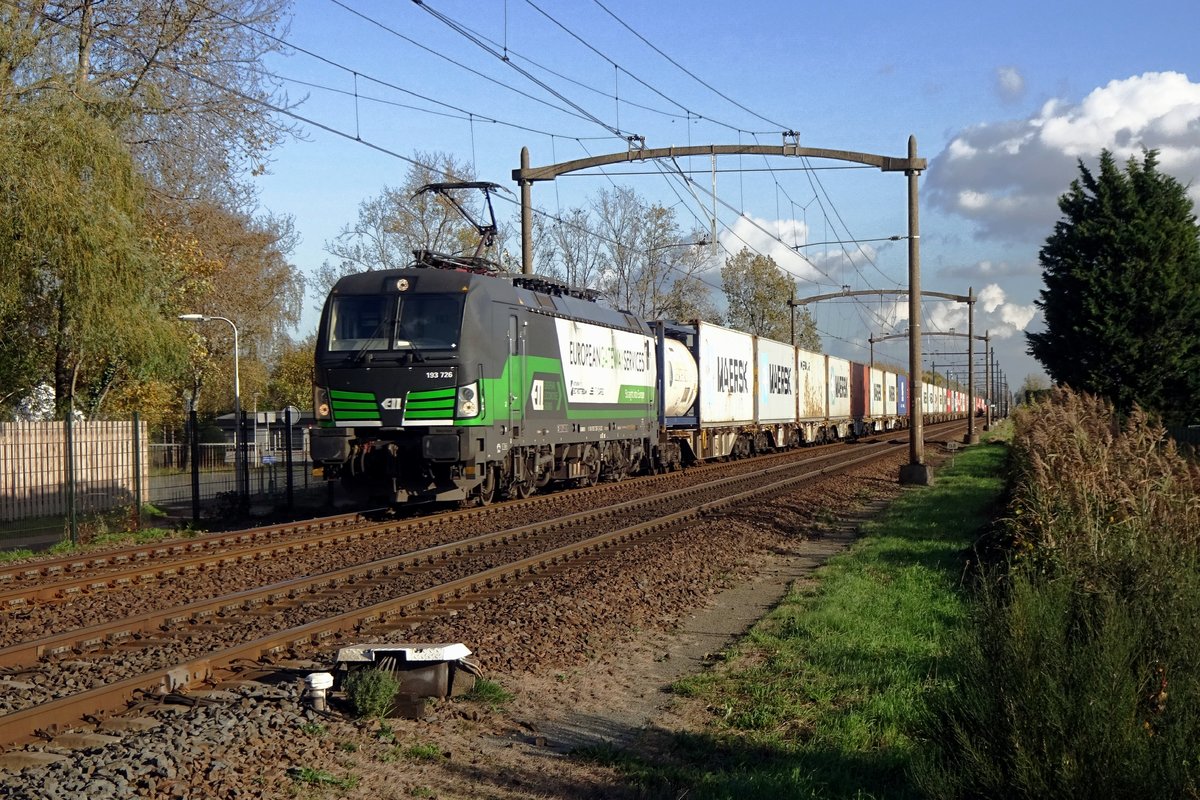RTB 193 726 hauls an intermodal train through Hulten on 4 November 2020.