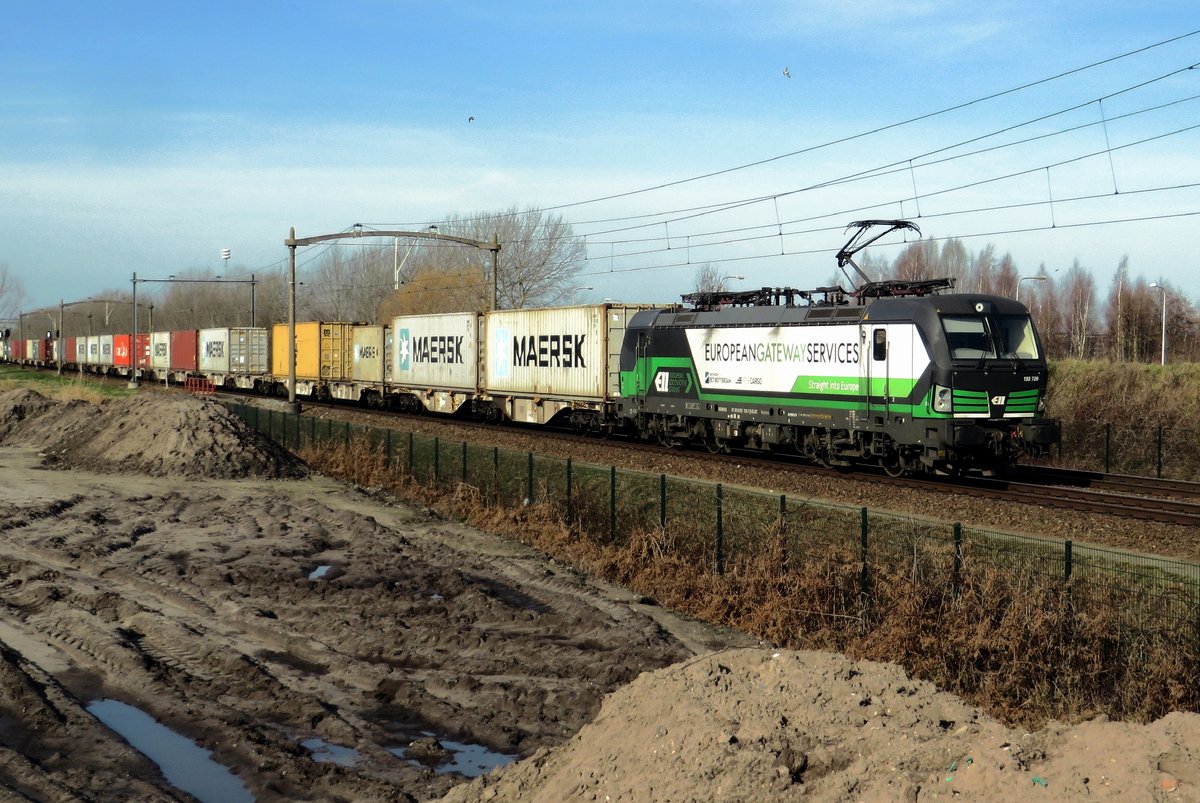 RTB 193 726 hauls an intermodal shuttle train throguh Tilburg-Reeshof on 21 February 2021.