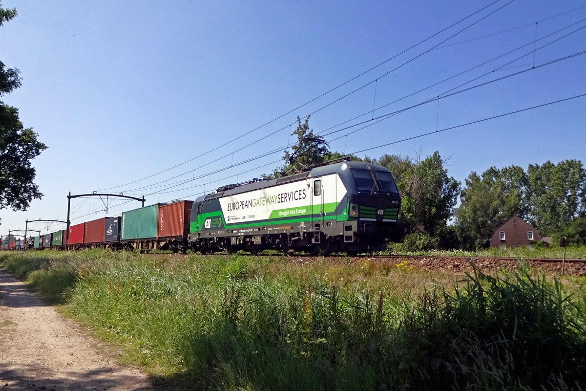 RTB 193 727 hauls a container shuttle through Oisterwijk on 28 June 2019.