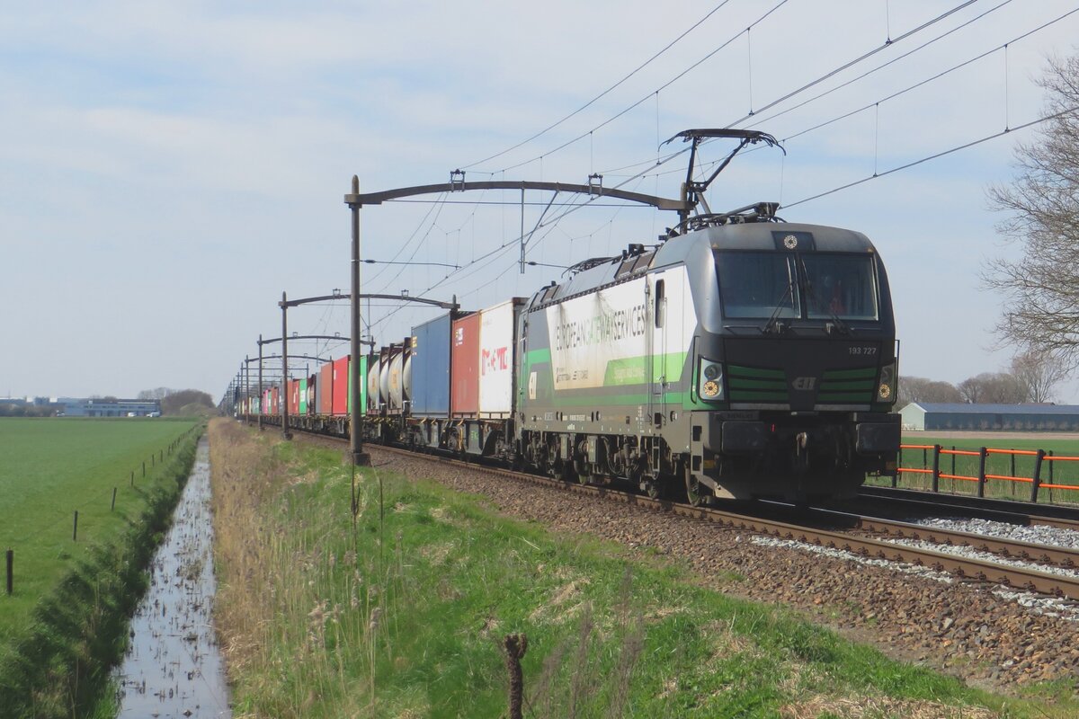 RTB 193 727 hauls an intermodal train toward Kehl through Hulten on 15 April 2023.