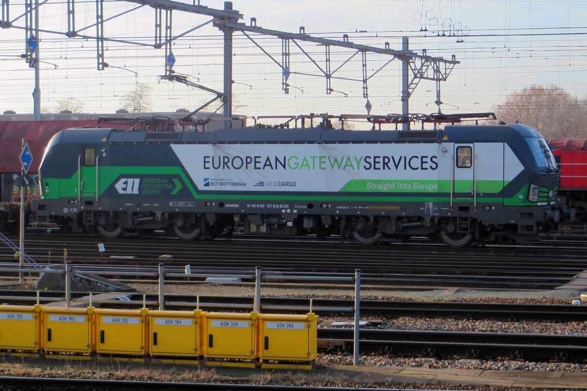RTB 193 727 stands at Venlo on the morning of 25 November 2020.