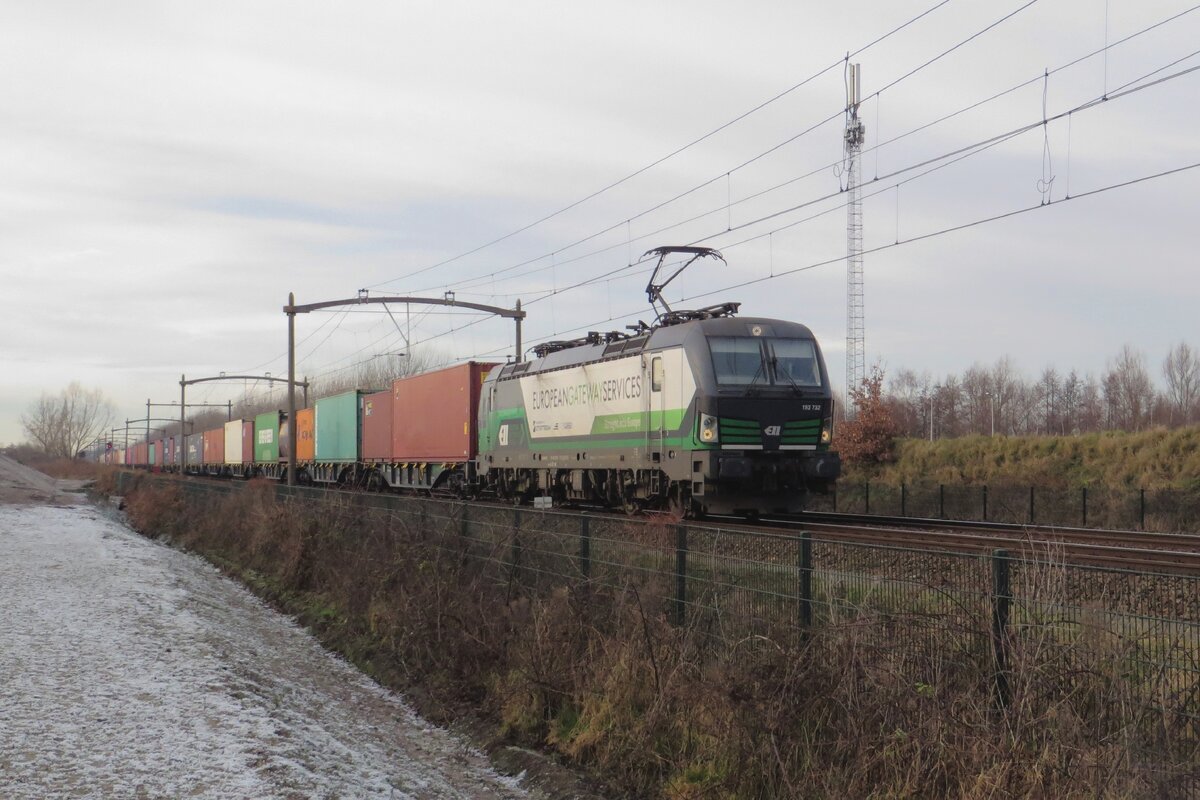 RTB 193 732 passes Tilburg-Reeshof on 22 December 2021.