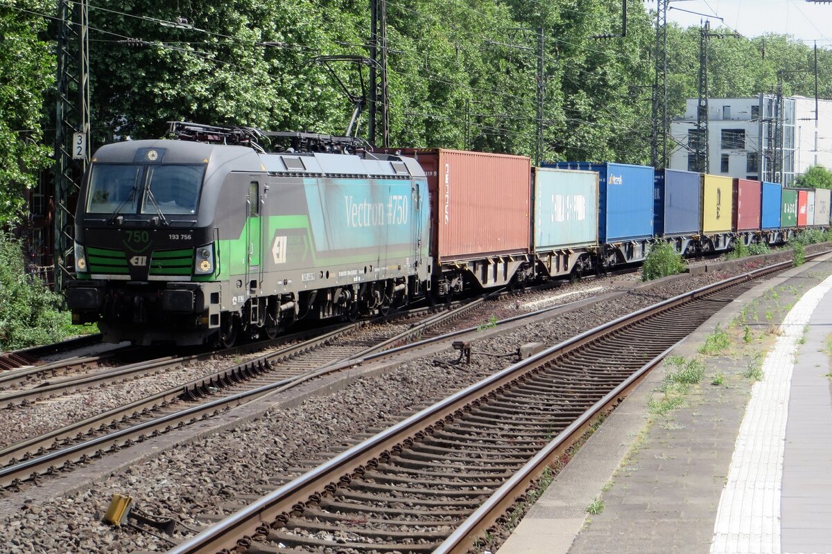 RTB 193 756  750th Vectron  hauls a container train through Köln Süd on 19 May 2022.