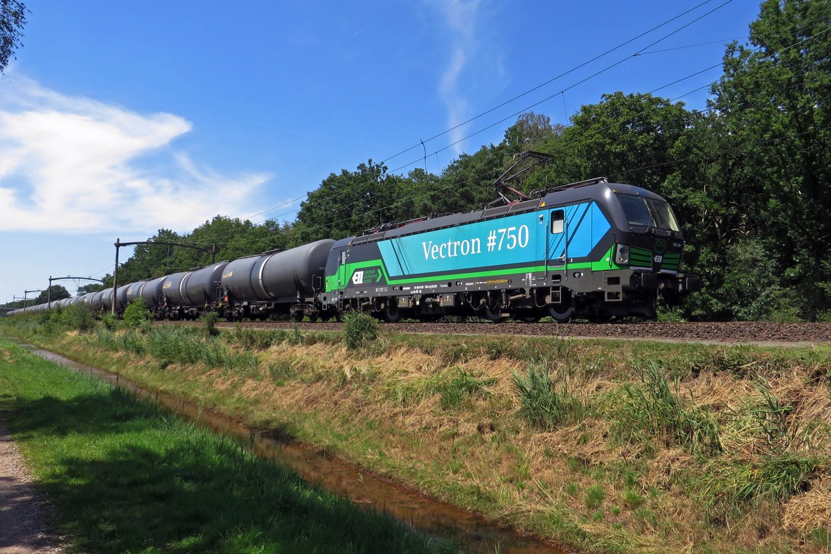 RTB 193 756 is the 750th produced Vectron and shows herself with tank train passing Tilburg Oude Warande on 24 June 2020.