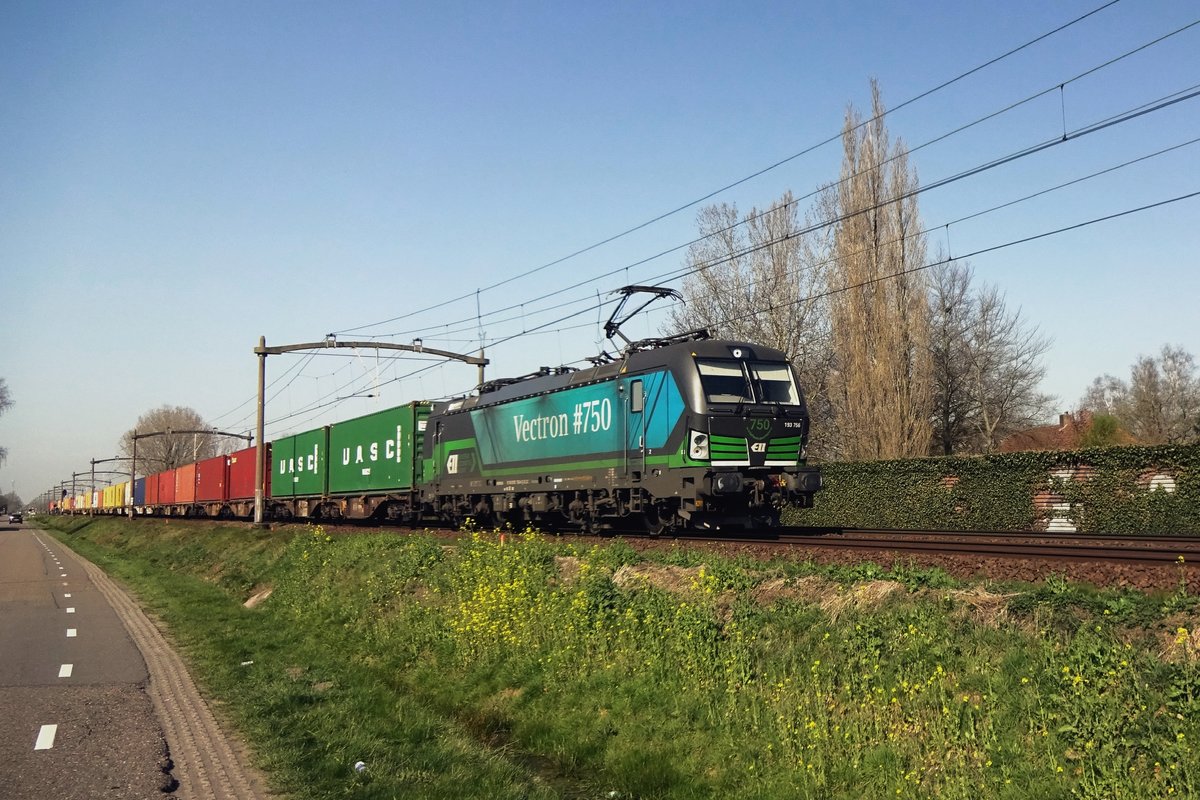 RTB 193 756 speeds through Roond with a container train on 31 March 2021.