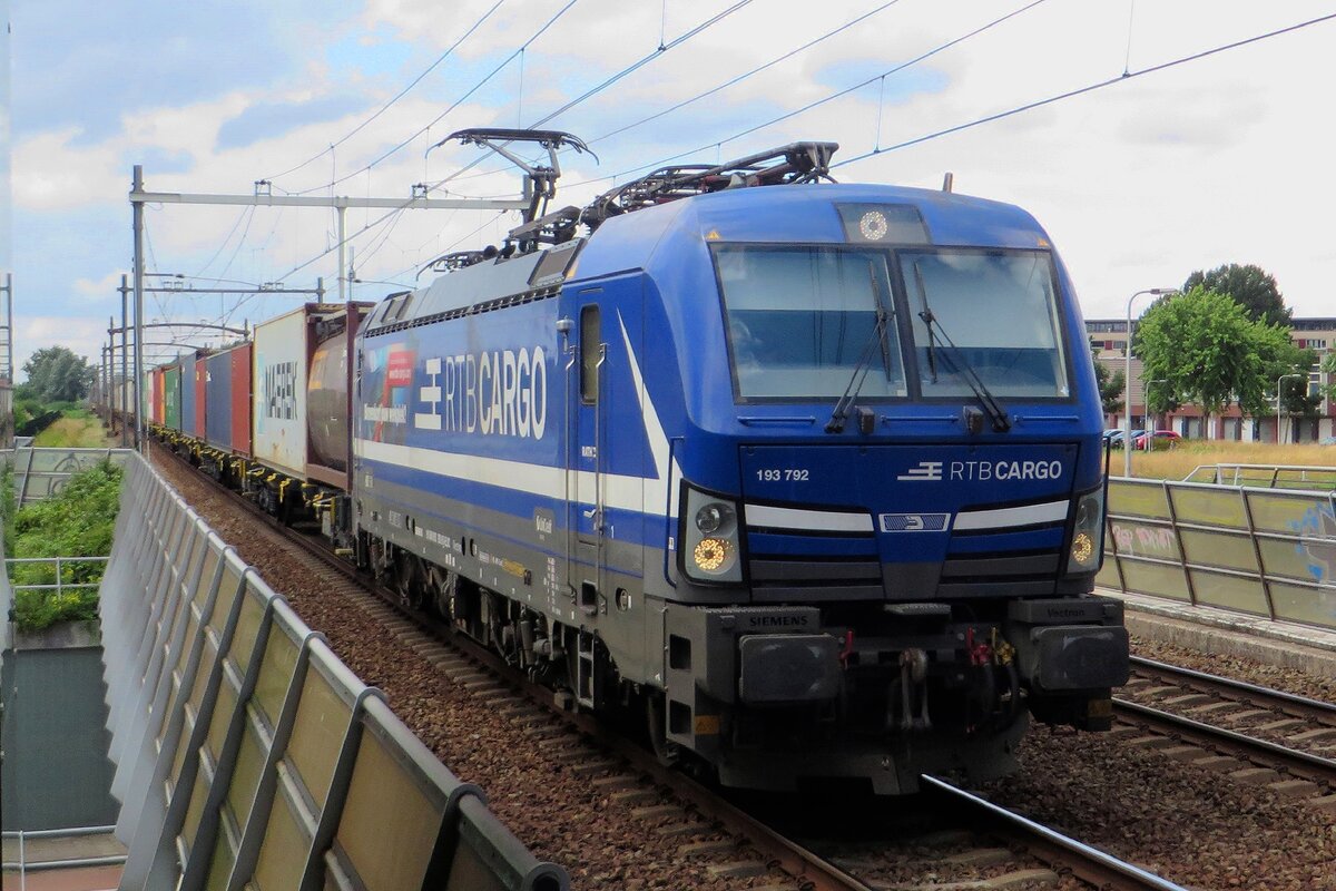 RTB 193 792 hauls a container train to Blerick through Tilburg-Reeshof on 7 July 2021.