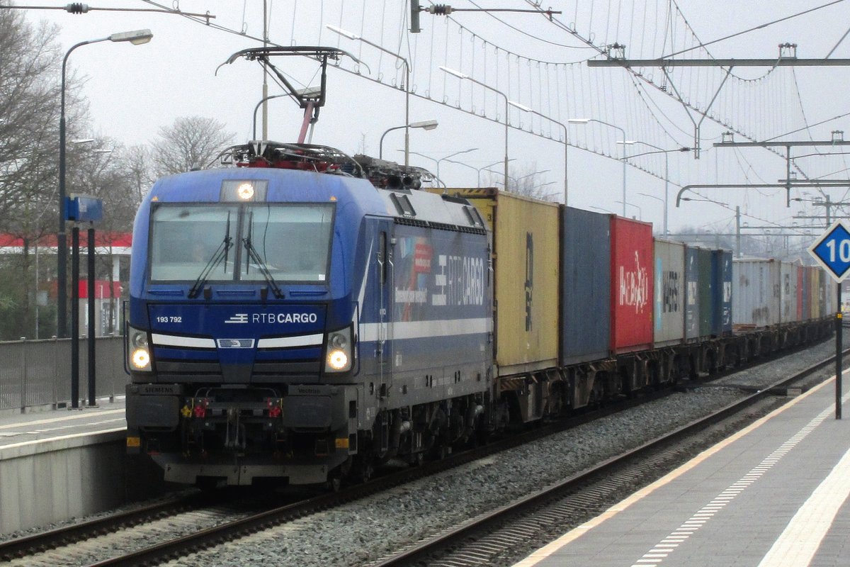 RTB 193 792 hauls an intermodal train through Blerick on 23 March 2019.