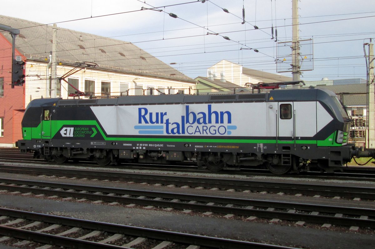 RTB 193 832 leaves Linz Hbf on 15 September 2015.