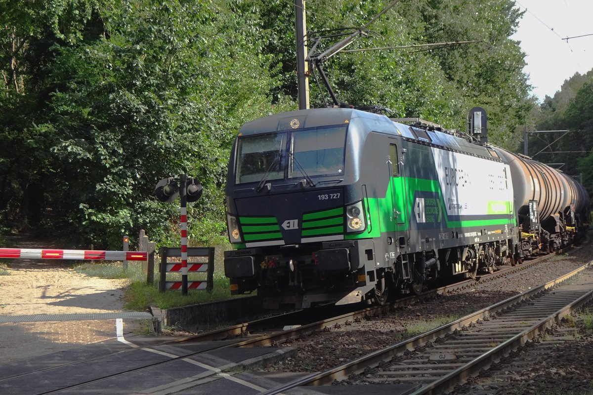 RTB Cargo 193 727 has just crossed the German-Dutch border on 27 August 2020 at Venlo Bovenste Molen, hauling an oil train.