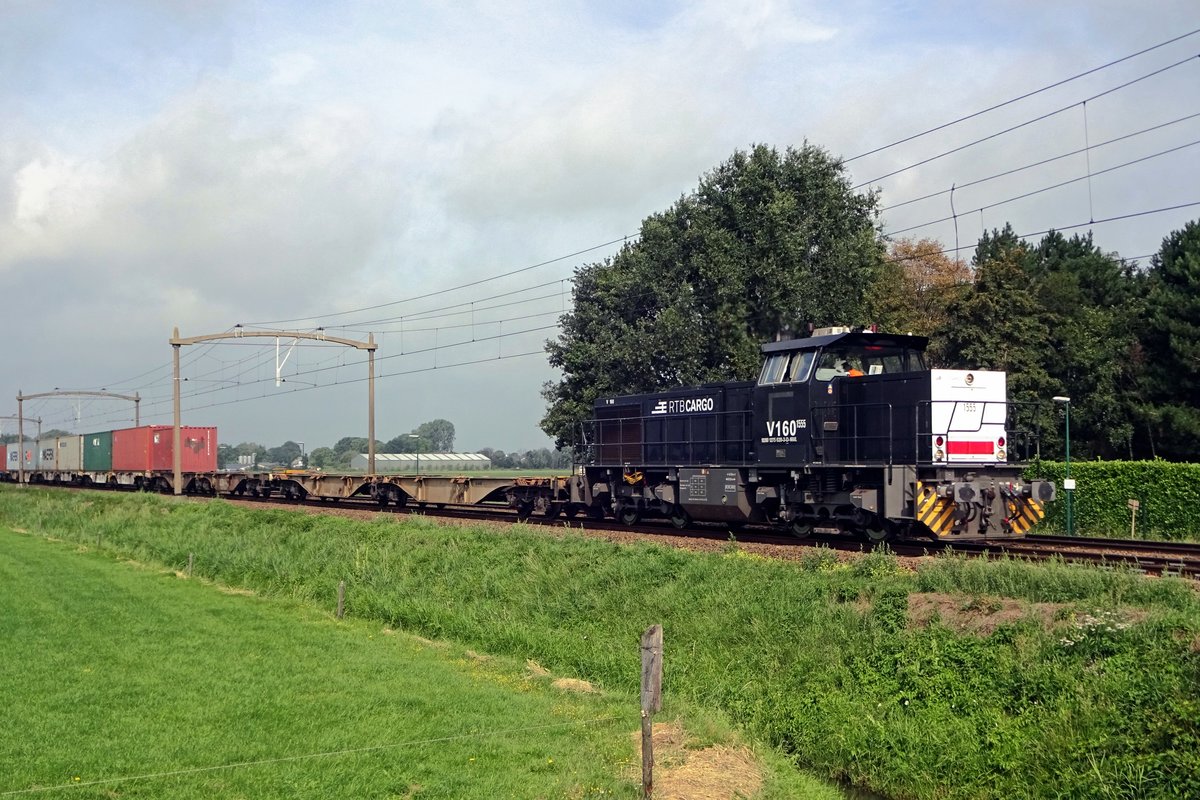 RTB V 1555 hauls a partially filled container train through Hulten on 16 August 2019.