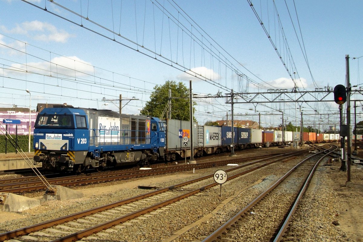 RTB V 203 hauls a container train through Dordrecht on 27 September 2009.