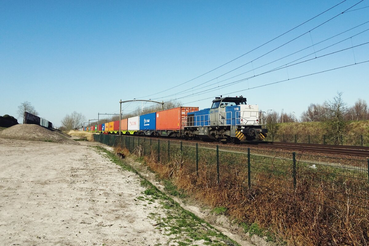 RTB V156 hauls a container train through Tilburg-Reeshof on 18 March 2022.
