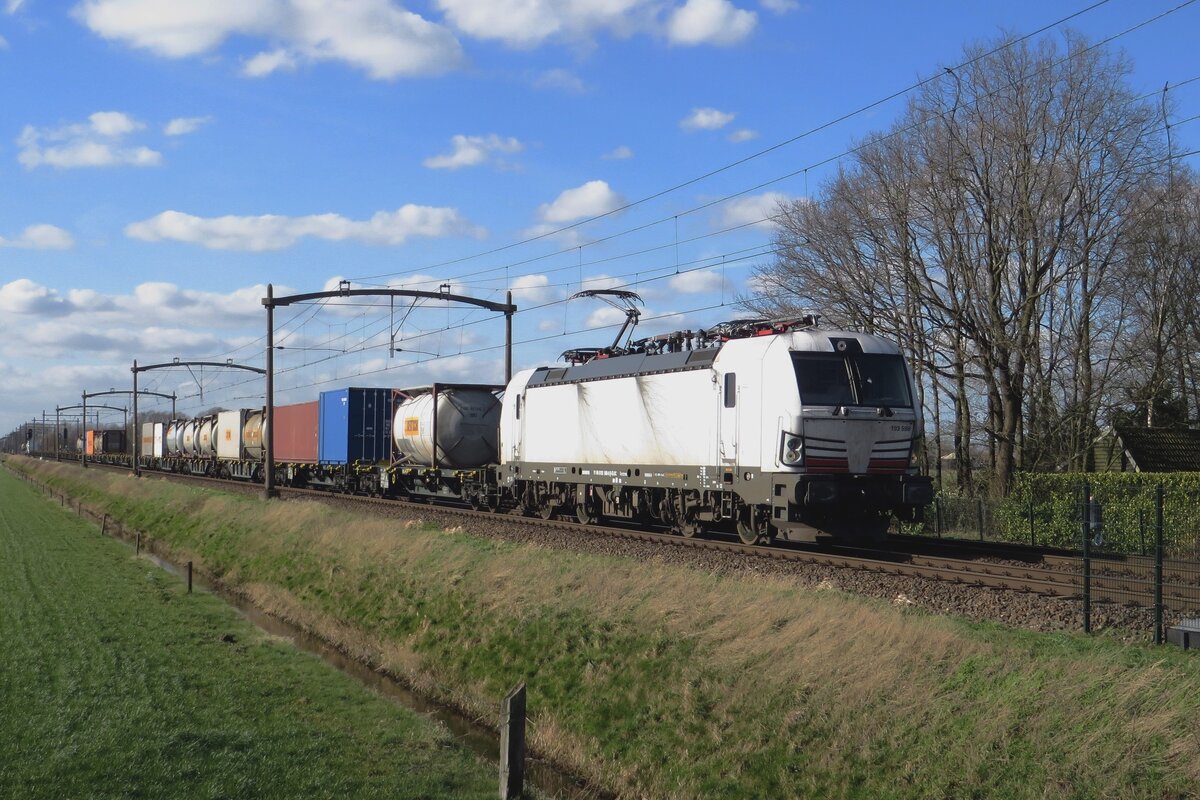 RTB's 193 598 is still in plain white while hauling an intermodal service through Hulten on 23 February 2022.