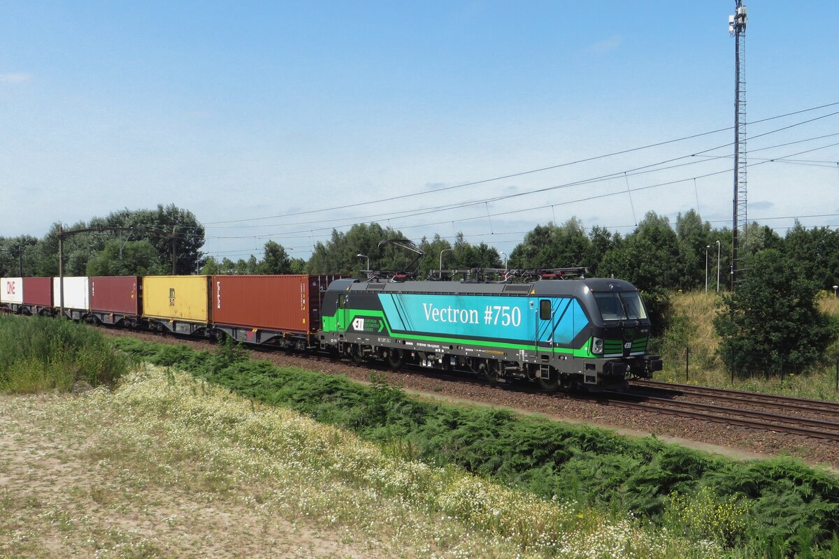 RTB's 193 756 was the 750th build Vectron and passes here through Tilburg-Reeshof on 23 July 2021.