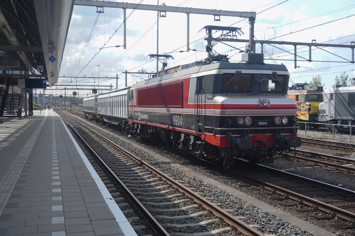 RXP 9904 stands with some RADVE coupling wagons used for transport moves of new EMUs at Amersfoort on 1 August 2026.