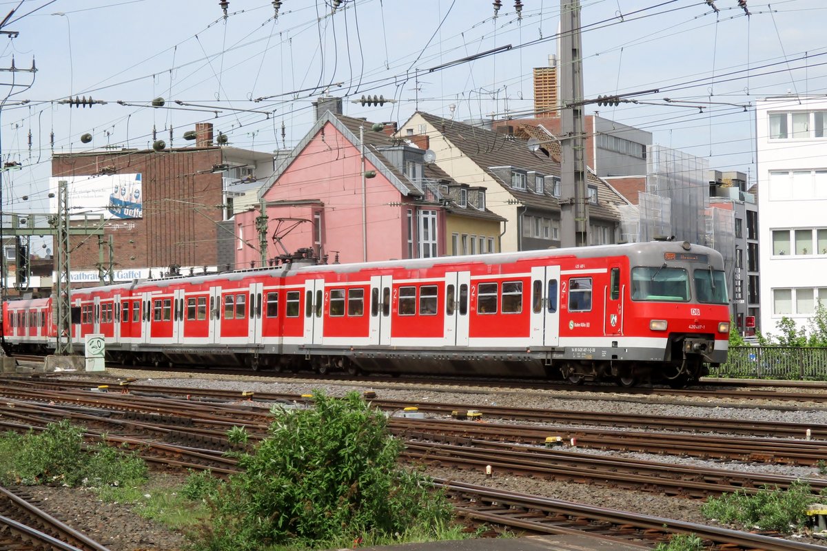 S-Bahn 420 487 leaves Köln Hbf on 27 April 2018.