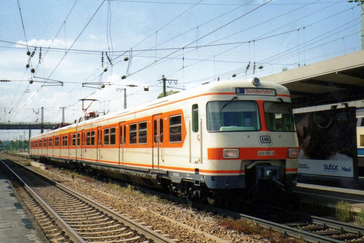 S-Bahn 420 501 has been saved as museum EMU and stands with an extra service at Rosenheim on 30 May 2006.