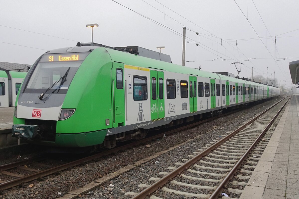 S-Bahn 422 536 is about to quit Bochum Hbf on a grey 26 January 2022.