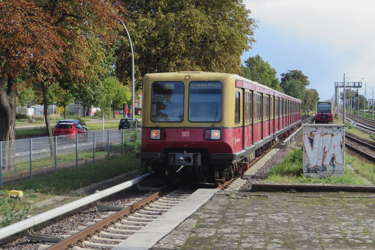 S-Bahn 454 040 is about to call at Johannisthal on 18 September 2022. Although Class 454 is formally decommissioned, ongoing shortages of more recent stock necessitate S-Bahn Berlin and DB Regio to keep Class 454 in running order. 