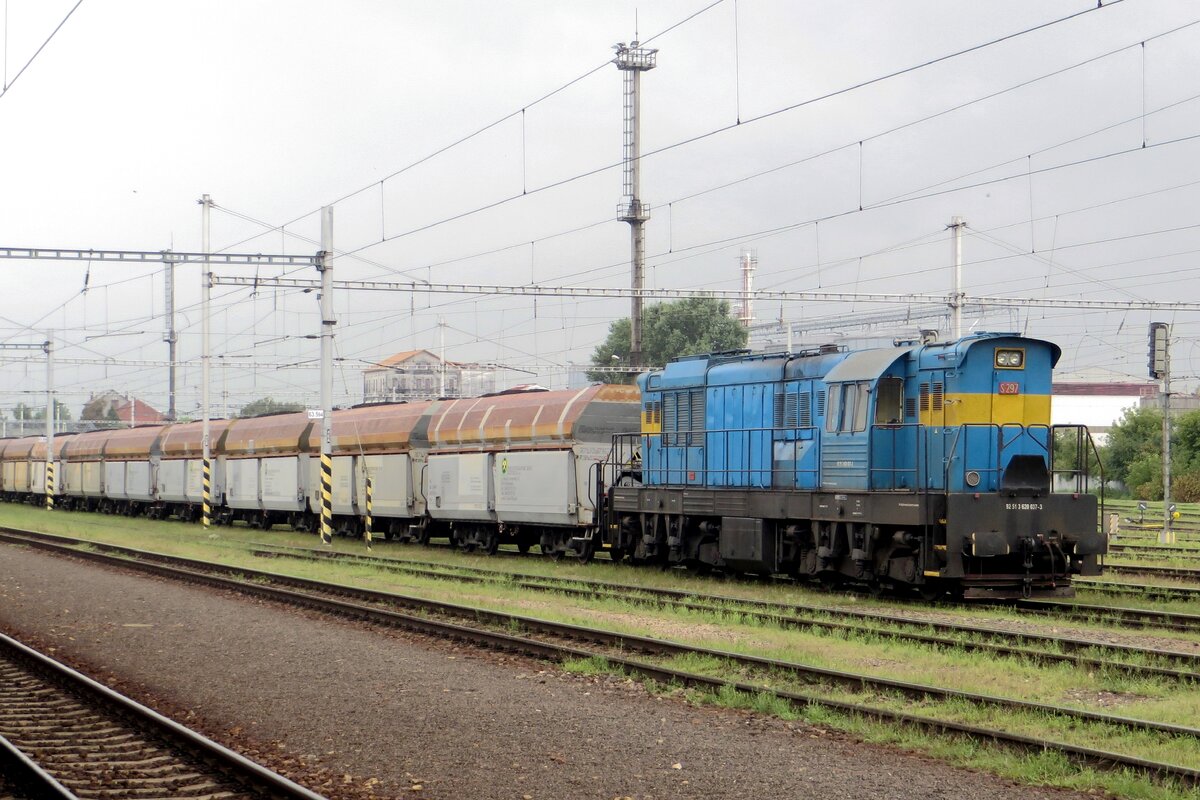S297 of the local power plant shunts a coal train at Leopoldov on a damp 26 August 2021.