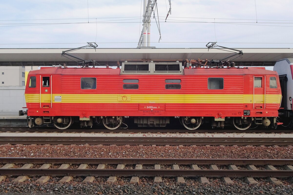 S499 2005 is the original number of loco 263 005, seen here at Trnava on 24 June 2022.