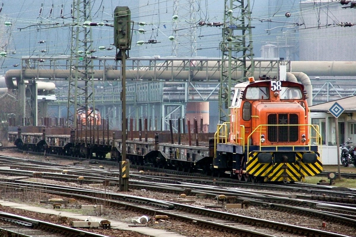 Saarstahl 58 shunts at Völklingen on 27 March 2017.