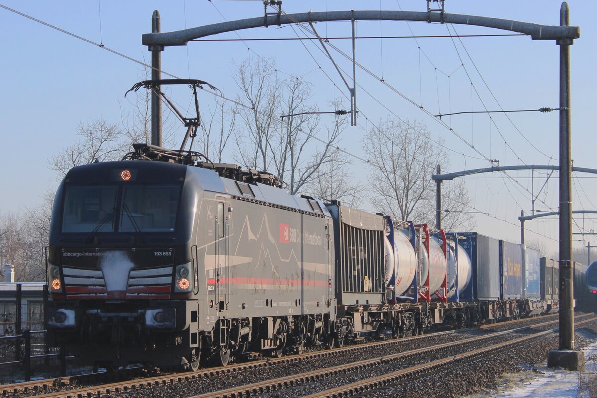 Sadly against the sunlight, but with a touch of snow at the nose: SBBCI 193 658 hauls an intermodal train to Waalhaven through Hulten on 19 January 2024.