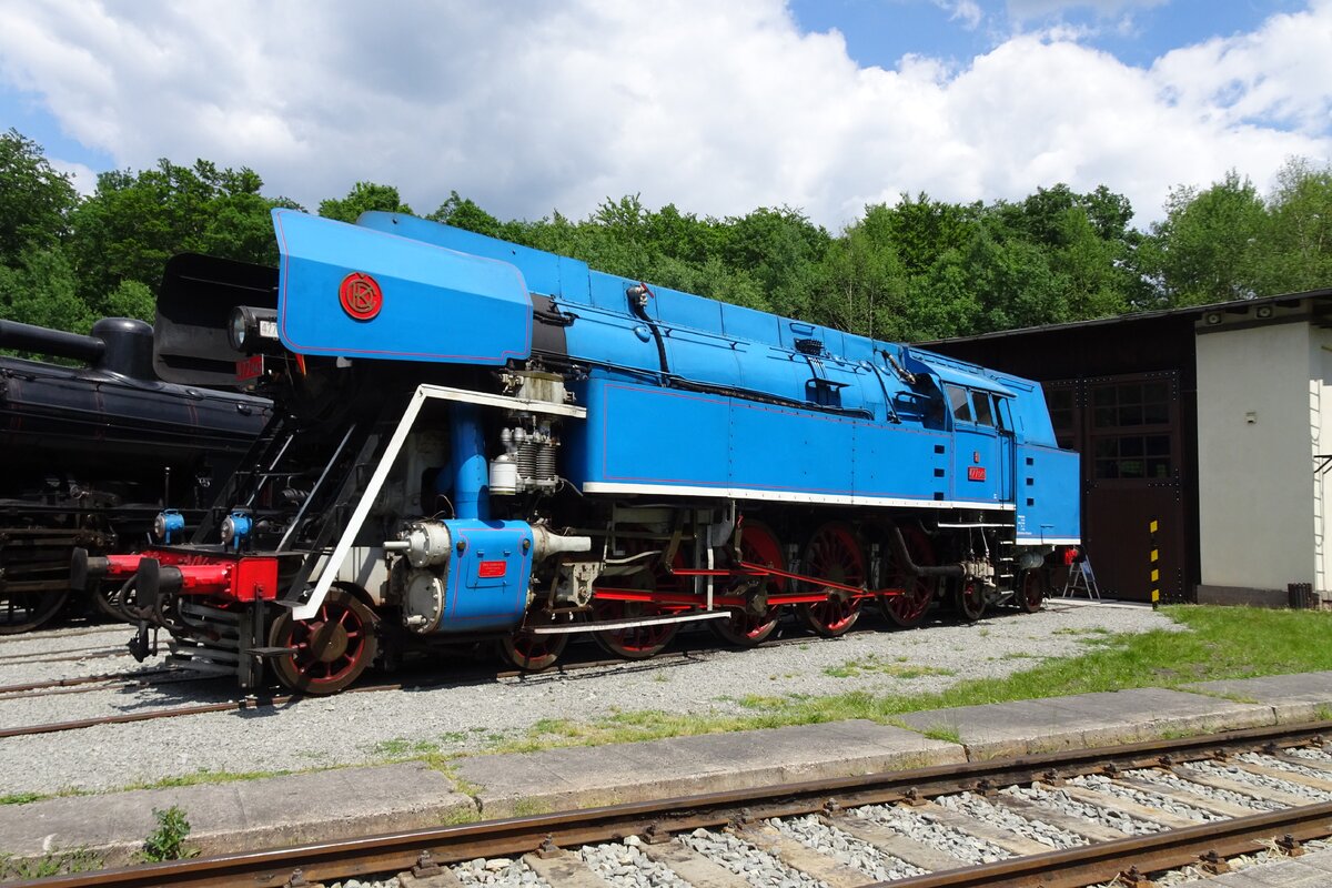 Sadly no longer active, but still a beauty: Papousek 477 043 stands on 11 June 2022 at Luzna u Rakovnika but remains to a stand still since her boiler certificate expired.