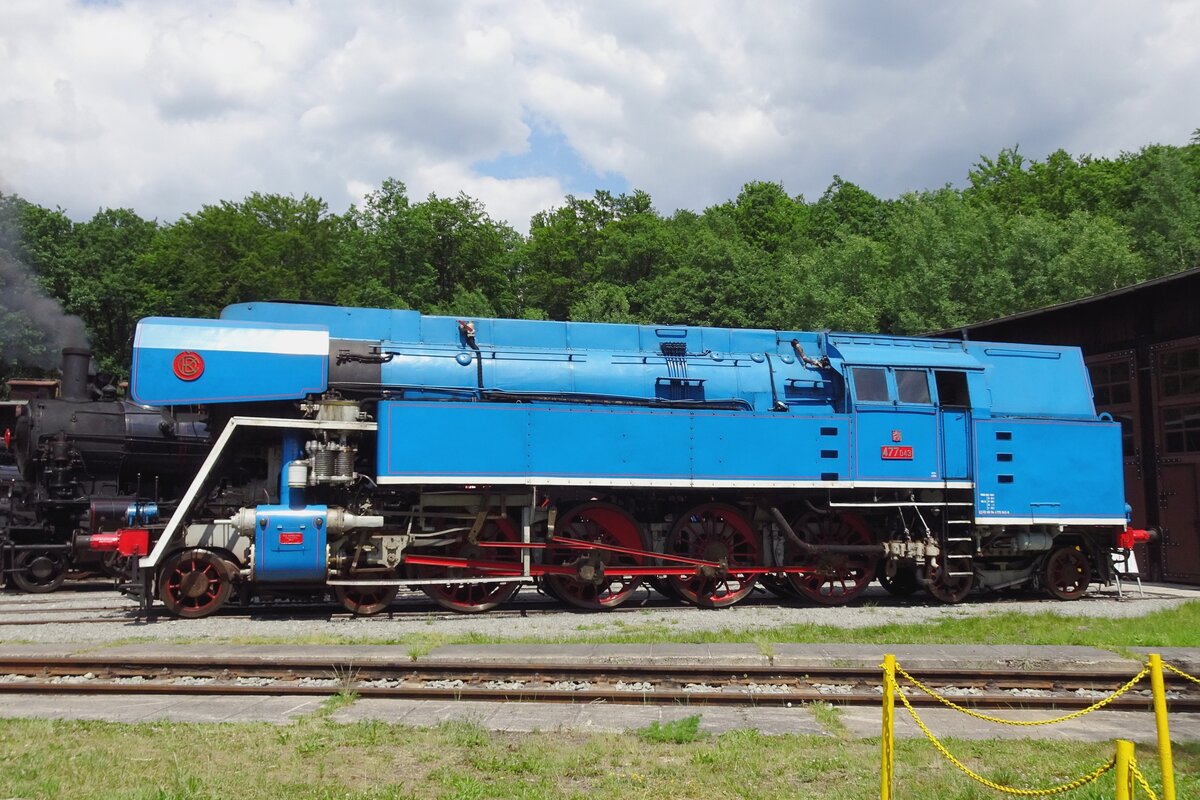 Sadly no longer active, but still a beauty: on 11 June 2022, Papousek 477 043 stands at Luzna u Rakovnika but remains to a stand still since her boiler certificate expired.