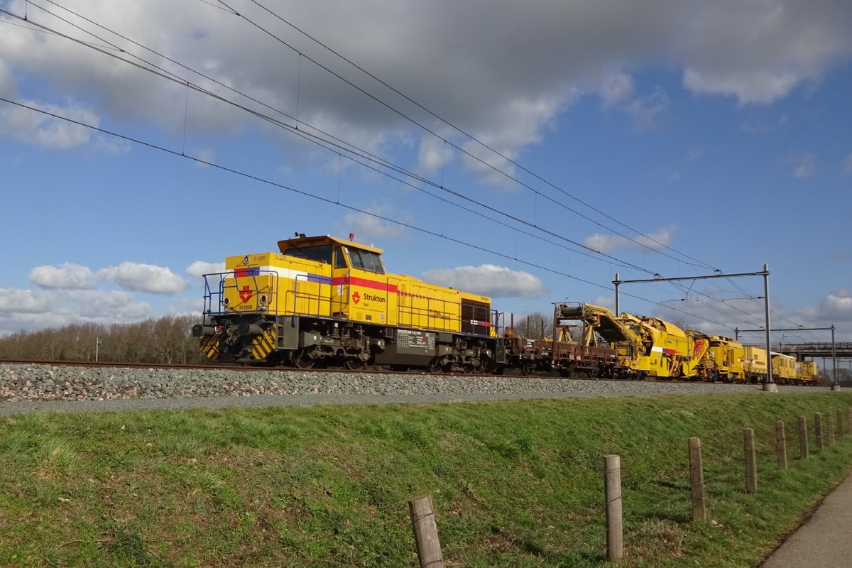 Sadly, only a frog's  perspective on Strukton 303008 with working train at Niftrik was possible on 26 February 2021.