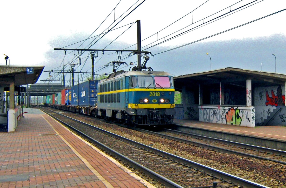 Sadly the weather saw no reason at all to cooperate when NMBS 2018 hauled a container train through Antwerpen-Noorderdokken on 30 May 2013.