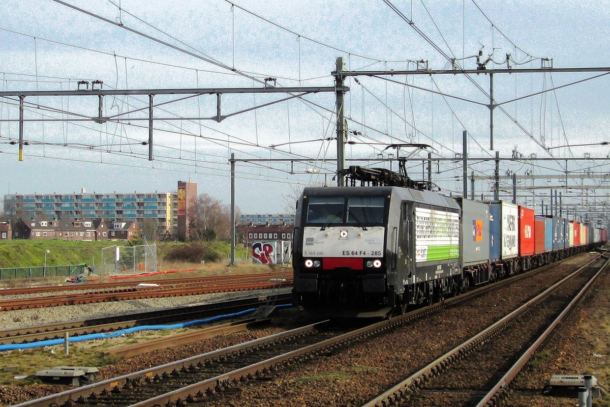 Saint-Valentine's  Freight: on 14 February 2014 RTB 189 285 hauls a container train throguh Breda (NL).