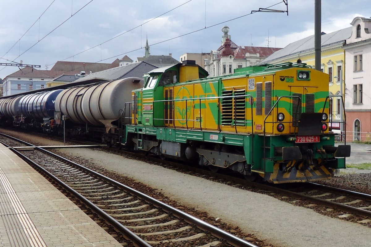 SAUER 730 625 banks a tank train through Usti-nad-Labem on 22 September 2014.