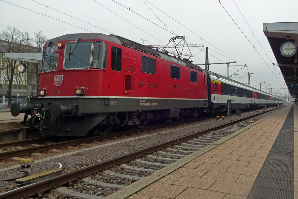 SBB 11112 prepares with IC 283 at Singen (Hohentwiel) for departure toward Zürich HB on 3 January 2020.