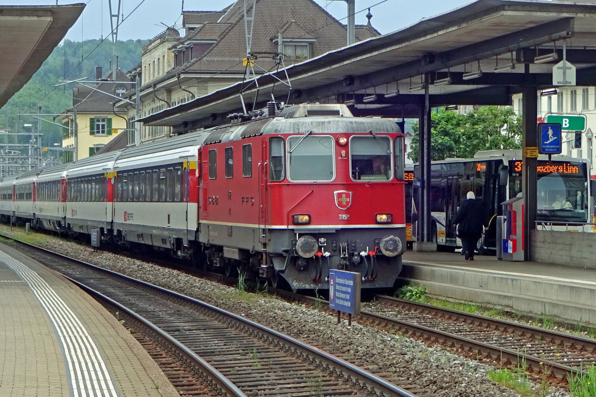 SBB 11152 calls at Brugg AG on 25 May 2019.