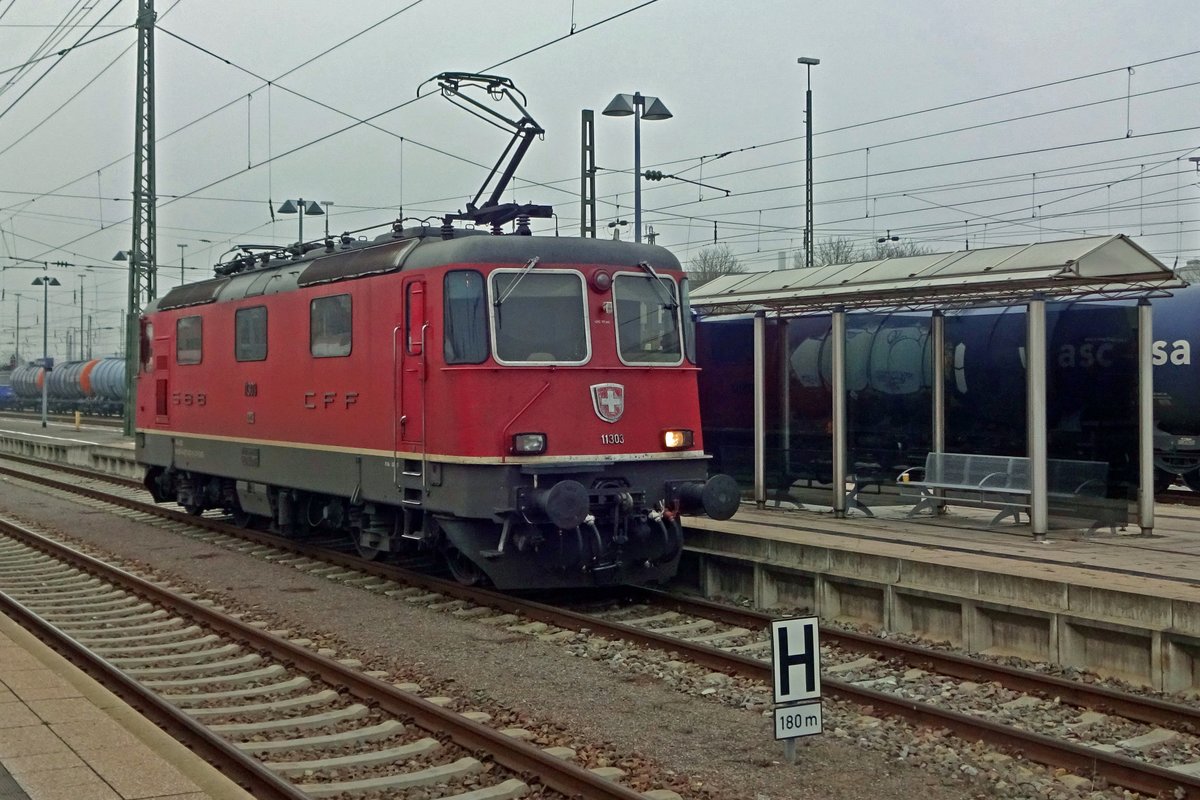 SBB 11303 runs round at Singen (Hohentwiel) on 2 January 2020.