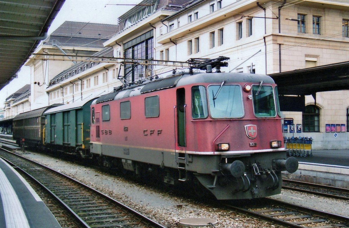 SBB 11369 shunts a short freight train at Lausanne on 18 May 2006.