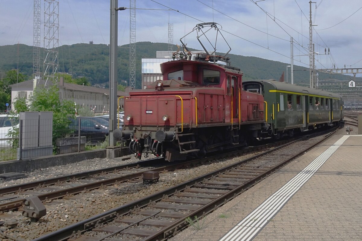 SBB 16388 hauls two older SBB coaches into Olten station on 21 May 2022.