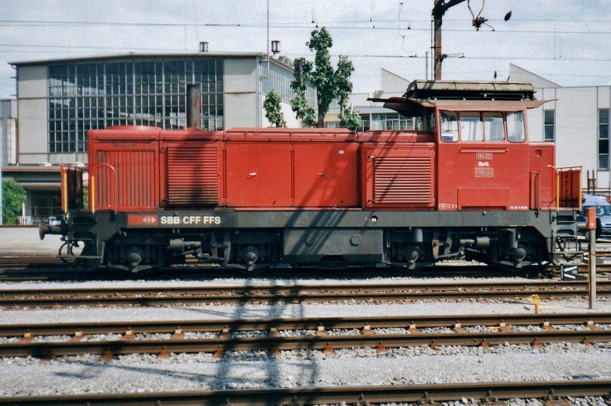 SBB 18422 passes through Brugg AG on 24 May 2002.