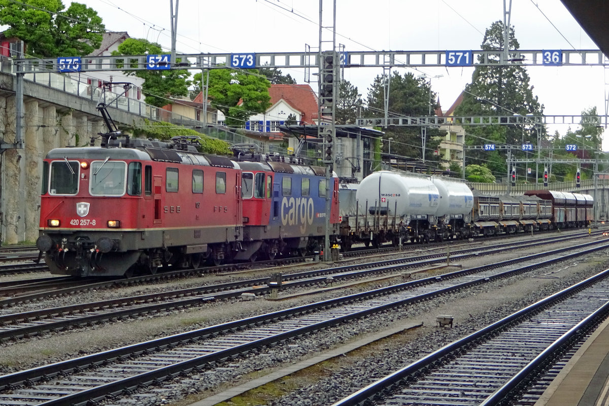 SBB 420 257 hauls a construction train into Spiez on 28 May 2019.