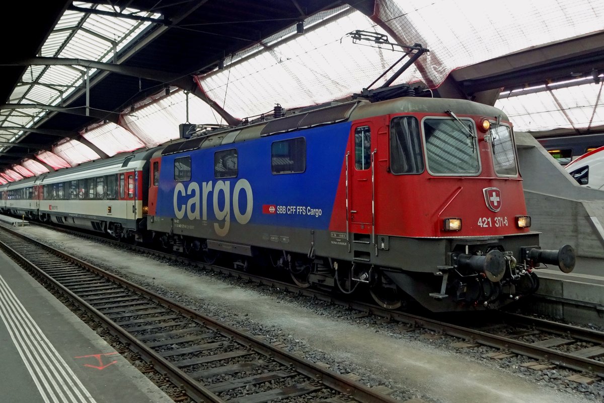 SBB 421 371 stands ready for departure at Zürich Hb with an IC/EC to Singen on 1 January 2019.