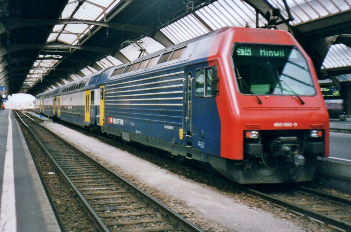 SBB 450 060 stands in Zürich HB on 29 May 2003.